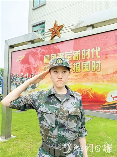 应征女兵杨静璇