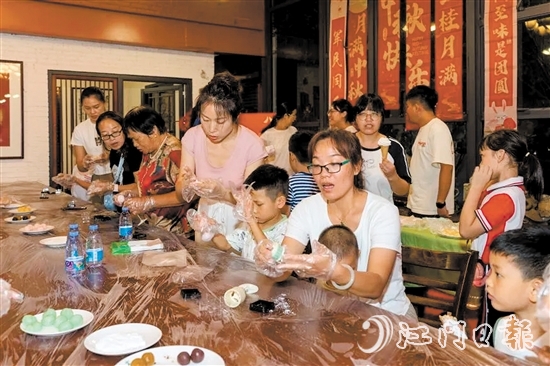 活动中，军人军属体验制作冰皮月饼。