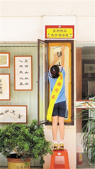 振华学校每月举办“校牌我来写”活动，由学生“题校名”。