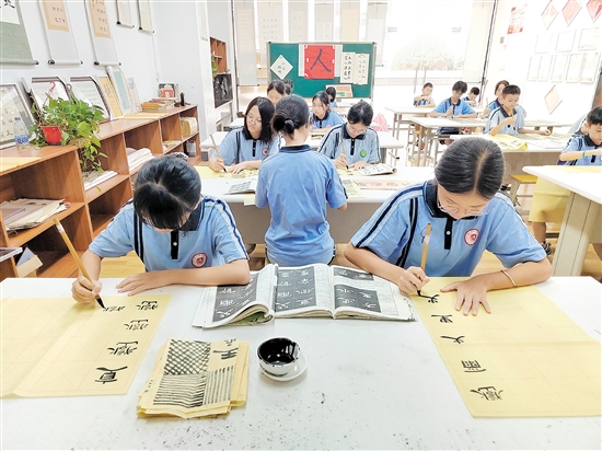 振华学校设有书法兴趣班和书法社团，帮助学生更好提升书法水平。