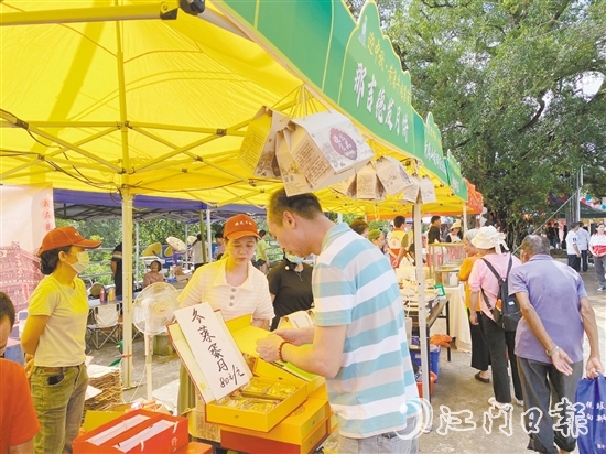 集市上的本地名优特产摊位人气旺盛，吸引不少市民游客前来选购。