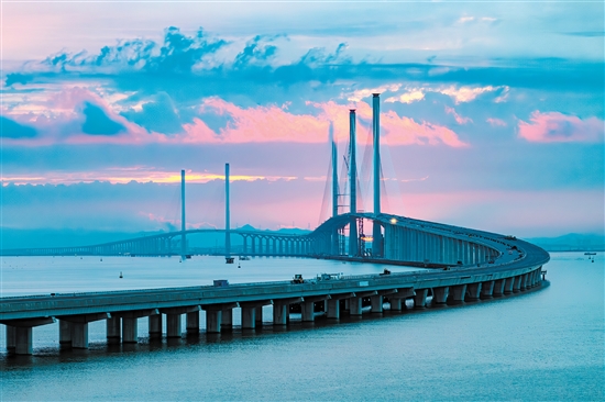 黄茅海跨海通道计划年底通车。