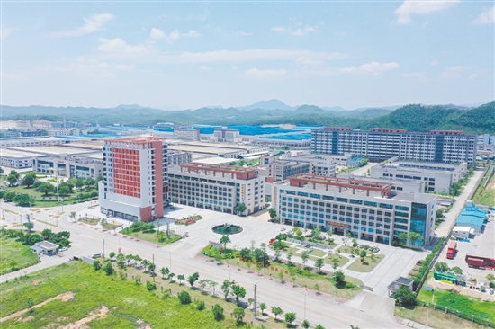 江门鹤山拥有大规模连片开发的土地资源，空间优势巨大。图为鹤山工业城园区。
