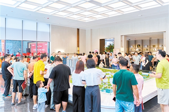 鹤山市首个4.0社区——骏景湾·品悦吸引不少市民前来看房。