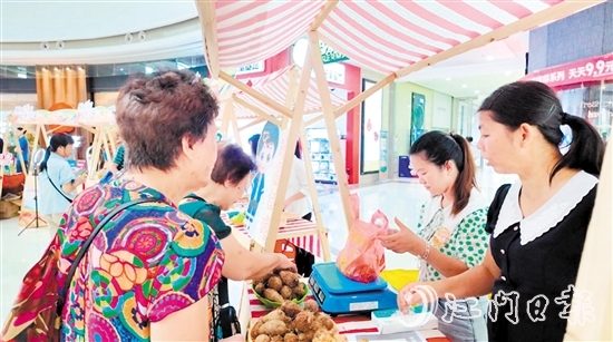 市民在展销会上购买天等县特色农产品。