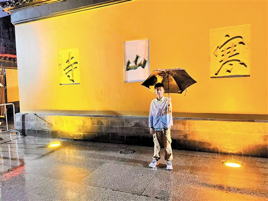 王硕江在苏州寒山寺品味《枫桥夜泊》。