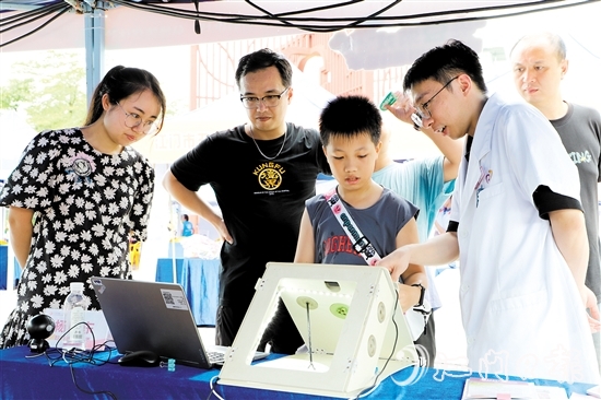 江门市妇幼保健院的医生向市民科普医疗器械使用方法。