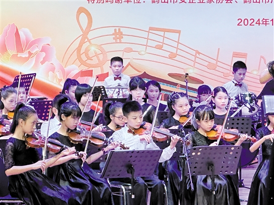 沙坪街道第六小学“至善树”管弦乐团参加鹤山市庆祝中华人民共和国成立75周年中小学管乐展演活动。