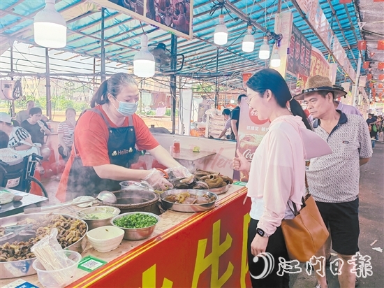 市民在嘉年华现场不仅可以品尝水步特色美食，还能了解当地传统文化。