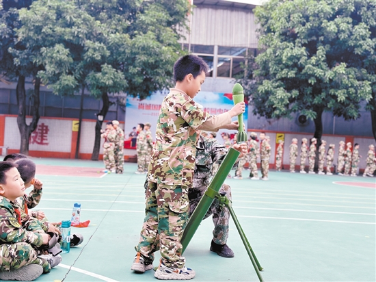 越塘小学学生正在体验军事技能实操。