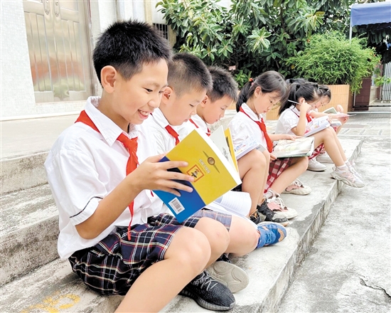 挑到自己喜欢的书后，学生们津津有味地读起来。