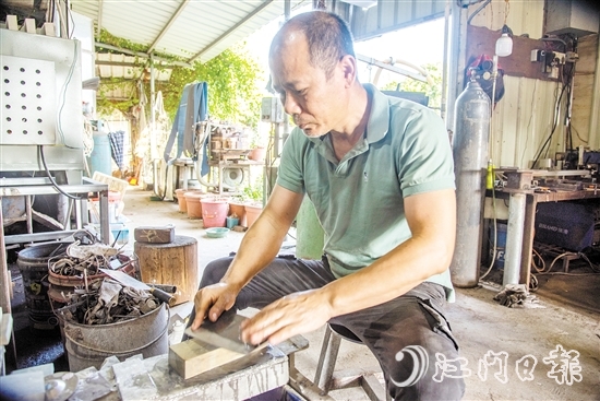 黄伟文经过27年磨炼，熟练掌握了家族古老技艺，成为江门市白沙镇黄氏传统锻刀技艺第五代传承人。