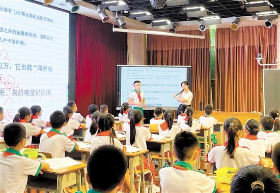 新会圭峰小学教育集团的优秀教师代表纷纷献上精彩的课例展示。