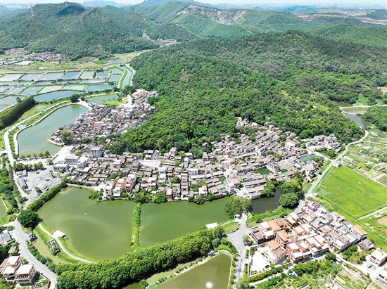 良溪村倚山而筑，面水而居。近年来，该村因地制宜发展特色文旅融合产业，持续壮大村集体经济。