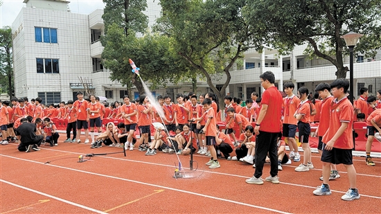 恩平市成德小学奋力打造“八节八礼”校园文化品牌。图为该校科技节活动现场。