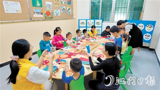 在威东村党群服务中心的儿童多功能活动室,孩子们正在制作手工灯笼。 在威东村党群服务中心的儿童多功能活动室,孩子们正在制作手工灯笼。