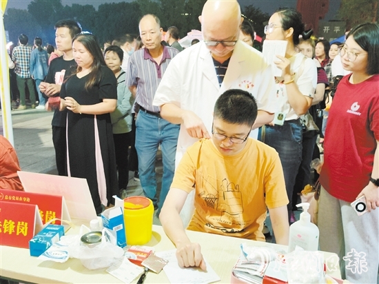 活动现场，医护人员变身“夜市摊主”，为市民提供健康咨询、诊疗服务，吸引了众多市民前来“打卡”体验。