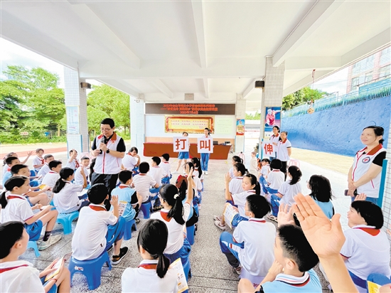 培正小学坚持“安全第一，预防为主”思想，积极开展安全宣传教育活动。