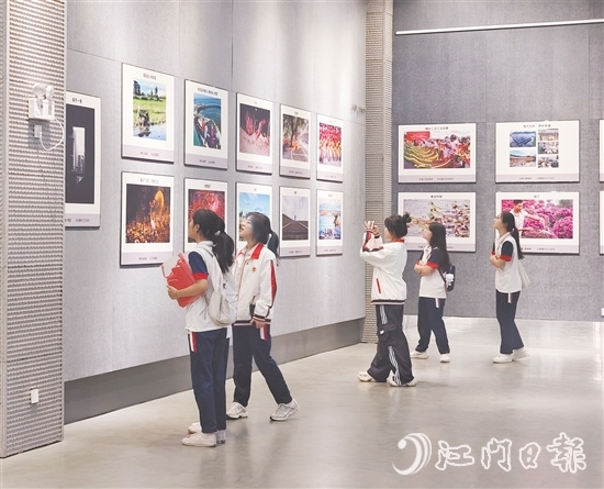 五邑大学经济管理学院学生们在观展。