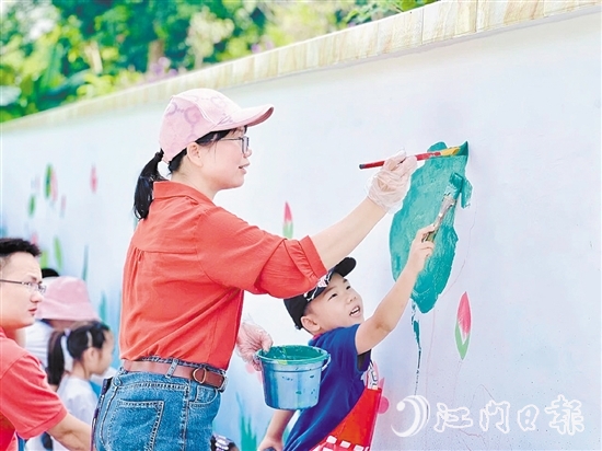 家长和孩子们一起画莲。