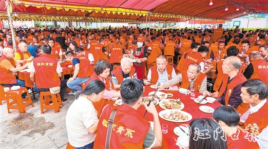 活动设置了午宴环节，在祠堂旁、村道边安排了230多桌宴席，宗亲乡贤们在此同享家乡味道、共庆家乡盛事。