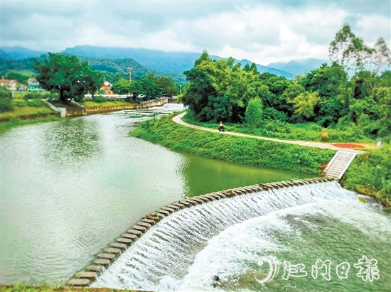 鹤山市完成水系连通及水美乡村建设试点县项目工程建设，打造出多个“网红”水景点。图为鹤城镇三堡河五星村段。