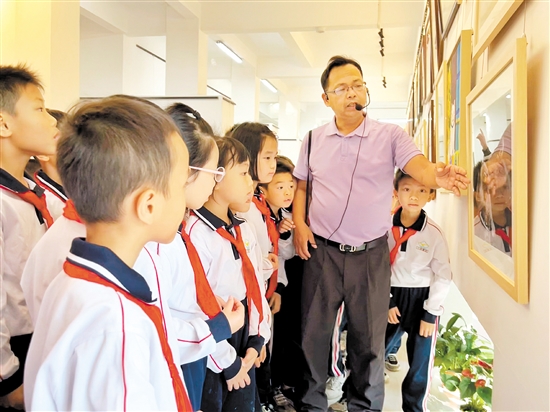 鹤山一中附属小学美术教师带领学生们走出校门，把课堂“搬”到美术馆，并结合馆内展品进行现场教学。