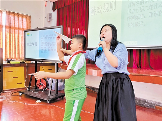 “青苹果大课堂”通过纸飞机大赛的形式，让学生们学会观察人物的动作、神态，学习动作分解等作文技巧。