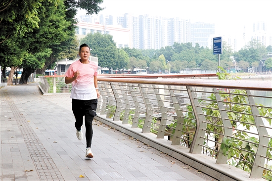 汤俊明热爱跑步，一边跑一边欣赏家乡的风景。