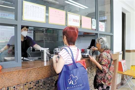 江门投入使用的长者饭堂（含助餐服务点）已有126家。图为蓬江区居家养老服务中心长者饭堂。