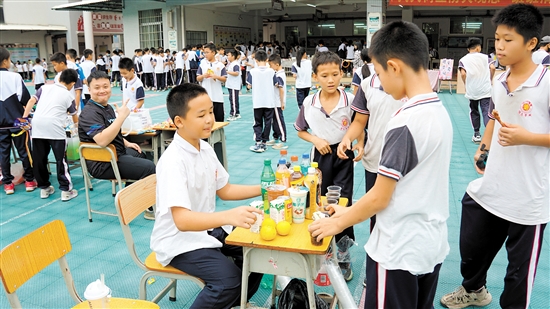 “跳蚤”市场让学生真切体验到议价的乐趣。