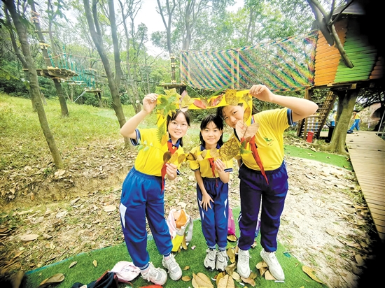 协华小学组织学生到大雁山开展“把秋天带进相框”研学活动。