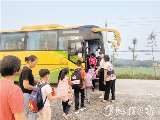 沙湖镇为相关学校配备校车，解决学生接送问题。