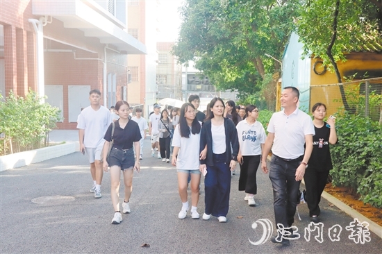 大槐镇组织青年大学生参观人才培训基地。