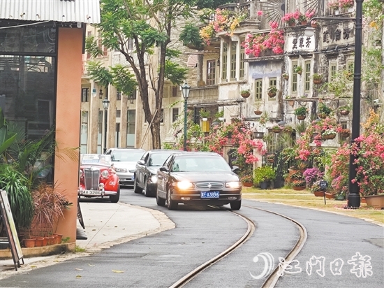 拉力赛吸引了不少来自香港、澳门、深圳、东莞等地的选手参赛，他们驾驶爱车，畅游赤坎华侨古镇。