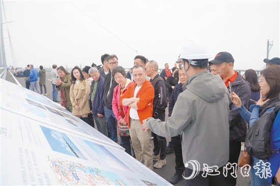 侨领们在黄茅海跨海通道听取现场工作人员讲解。