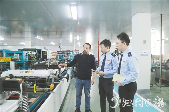 税务工作人员深入企业，与企业负责人沟通交流。
