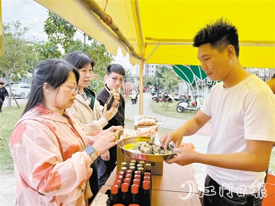 游客品尝生蚝美食。