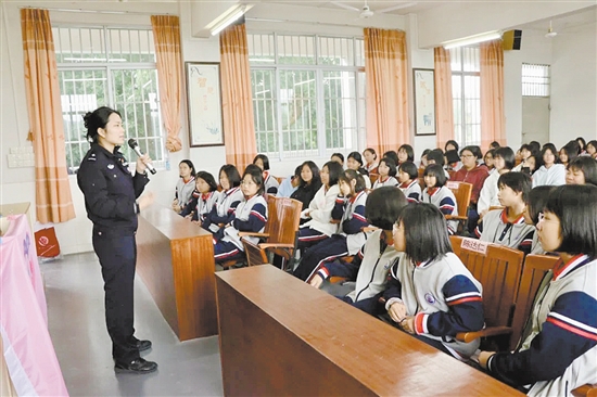 讲师引导学生们正面沟通，勇敢表达自己的感受，建立正确健康的交友标准。