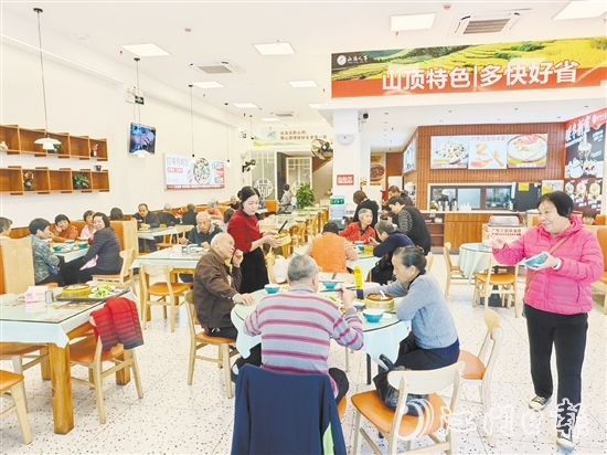 “山顶人家”（中宝店）是鹤山首个“鹤友”社区饭堂。