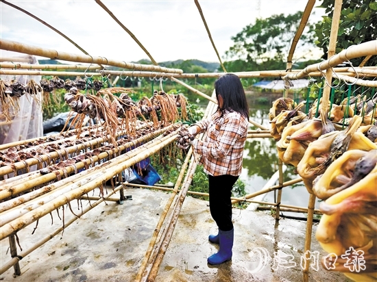 林晓娜正在捆扎腊鸭肾。