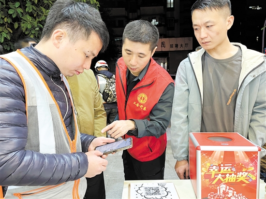 “深夜食堂”内设立民情民意收集信箱二维码，在代驾司机们用餐的间隙，收集他们对城市管理等工作的合理化建议。