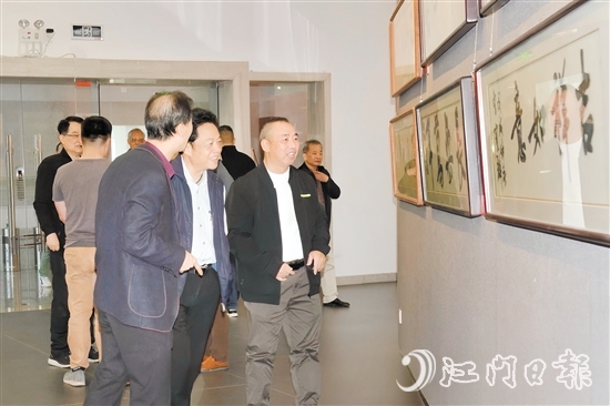 展览吸引了众多书画爱好者前来参观。