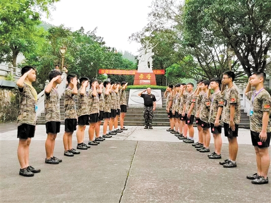 学校国旗班同学需接受半年的训练才可胜任护旗任务。