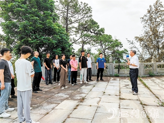 学员们听非遗传承人讲述开元塔的故事。