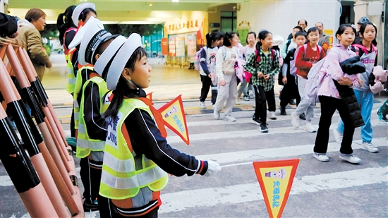 小交警提醒同学们注意交通安全。