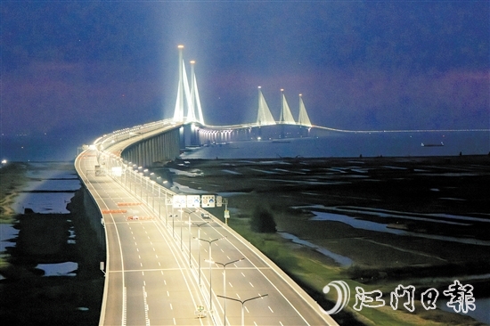 黄茅海跨海通道在灯光的映衬下犹如一条璀璨的巨龙。