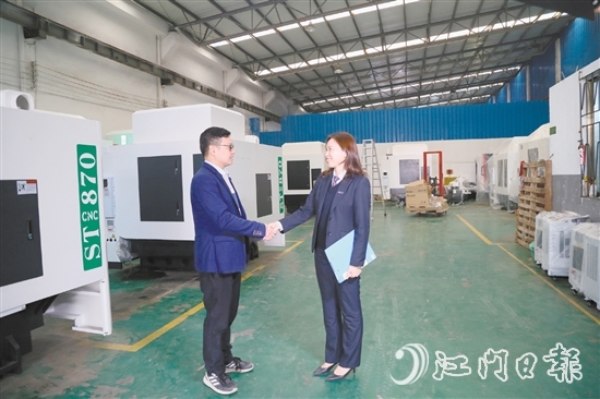 江门农商银行完善科技金融产品体系，积极支持信息技术、高端制造等战略性产业集群建设。