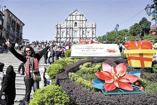 回归祖国25周年前夕，澳门街头处处洋溢着节日喜庆气氛。图为澳门大三巴牌坊前摆放的庆祝布景。新华社发