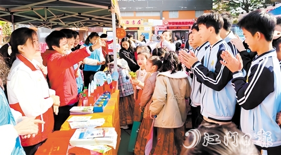 主办方发起“让书香随绿意流动”项目，发动市民捐赠家中闲置书籍。